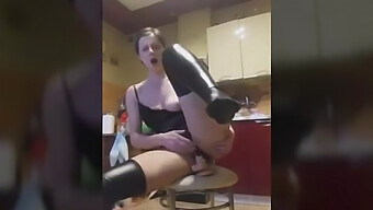 Polnisches Mädchen Genießt Es, In Diesem Amateurvideo Auf Einem Dildo Zu Reiten