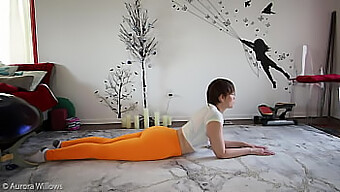 Rasierte Muschi Und Femdom-Action In Yoga-Lektion