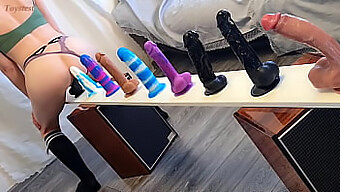 Vivere L'Esperienza Definitiva Di Masturbazione: Un Test Del Dildo Con Un Finale Luminoso