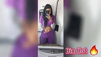 La Bellezza Bruna Si Dà Piacere Sul Bagno Dell'Autobus