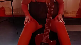 Blond Milf Kæler For Sine Store Bryster, Mens Hun Spiller Guitar