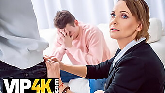 Moden Tutor Tilbyder Sin Behårede Fisse Til Undervisning I Tutor4k.