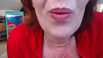 Rousse Au Gros Cul Nie L'Orgasme En Webcam