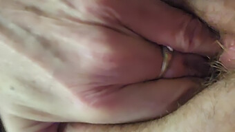 Moden Milf Nyder En Nærbillede Fingering Orgasme