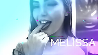 Mooie Latina Pornoster Melissa Lisboa Neemt Een Diepe Lul In Haar Mond