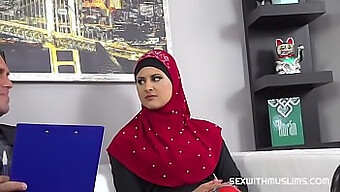 Seorang Pengacara Terpuaskan Dengan Kualitas Kemaluan Seorang Wanita Muslim.