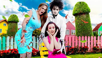 Edward Scissorhands Parodia Con Dos Milfs Tetonas Y Un Juego Con Juguetes.