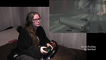 Gameplay Van Een Hete Gamegirl Met Een Piercing En Natuurlijke Tieten