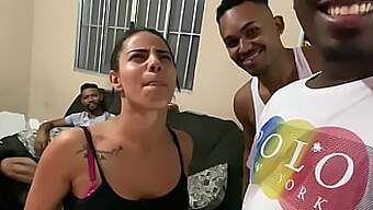 Mulher Madura Brasileira Ruivinha Em Vídeo De Caseiro Com Três Negros