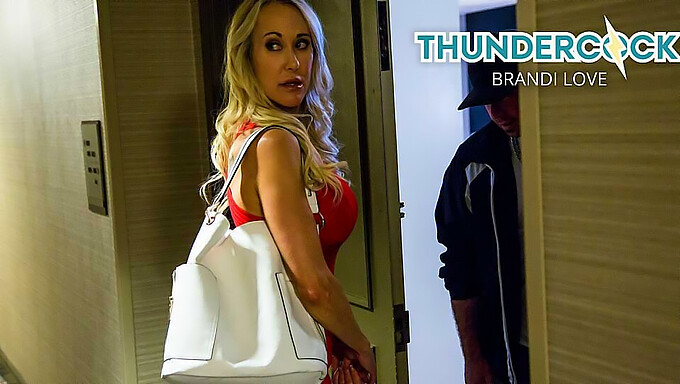 Milf Brandi Love Прави Минетка И Поглъща Сперма Отзад