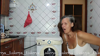 Lukeryan Iso Luonnollinen Perse On Keskellä Tätä Videota