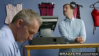 زن بلوند با سینه های بزرگ و مادر بالغ در این ویدیوی Brazzers، کونشان را می گیرند