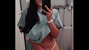 Uma Garota Adolescente Se Satisfaz Na Webcam No Hospital Em Um Chamado Próximo.