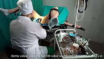 Cô Gái Trải Nghiệm Niềm Vui Mãnh Liệt Trên Ghế Phụ Khoa