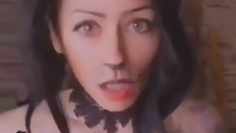 Vídeo Caseiro De Uma Espanhola Com Grandes Seios Naturais E Tatuagens Em Traje De Halloween