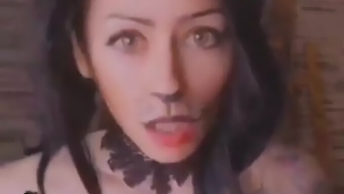 Video Buatan Sendiri Seorang Gadis Sepanyol Dengan Tetek Besar Semulajadi Dan Tato Dalam Kostum Halloween.