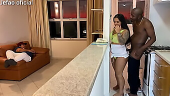 Pareja Amateur Se Pone Traviesa Frente Al Televisor