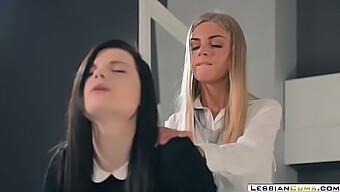 Úžasné Modelky Lesbiancums V Prádle Si Užívají Hru S Prstíky U Nohou