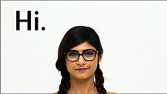 Fit Arab Tini, Mia Khalifa, Tónusos Testét Fitogtatja Az Edzőteremben